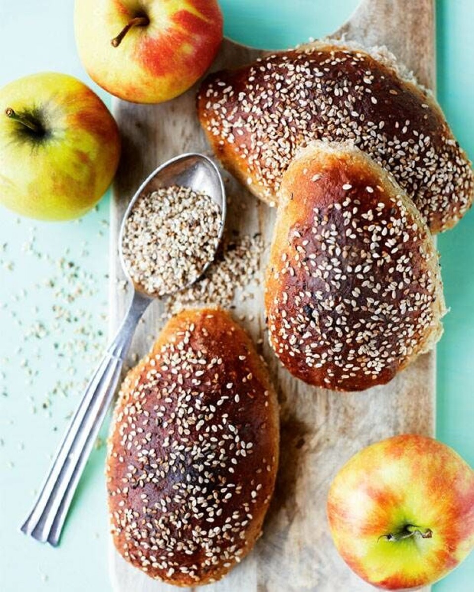 Søde og saftige æbleboller med sesamfrø