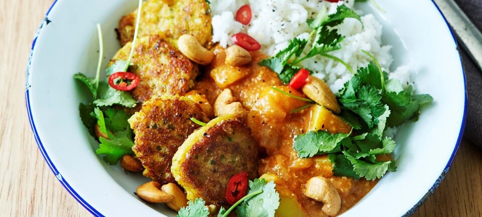 Thai fiskefrikadeller og lækker rød kokos-cashewcurry