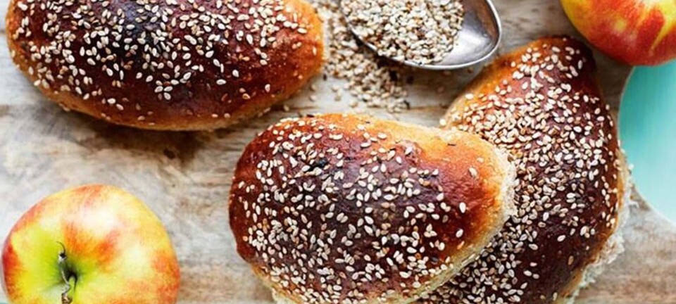 Søde og saftige æbleboller med sesamfrø