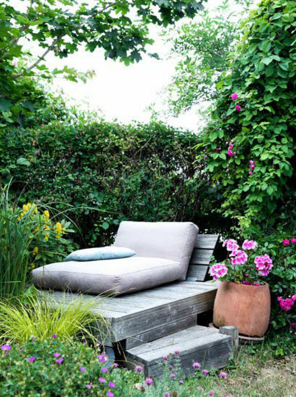 Soldækket har Leena tegnet og Torben har bygget det. De bløde puder er fra en gammel sofa og terrassebrædderne er en tilbudsrest fra Bauhaus.