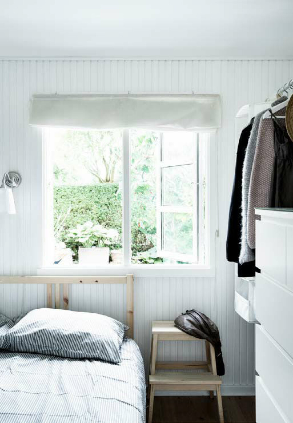 Soverummet er småt men luftigt og rart. Seng, skammel, kommode og sengetøj er fra Ikea og gardinet er fra Jysk.