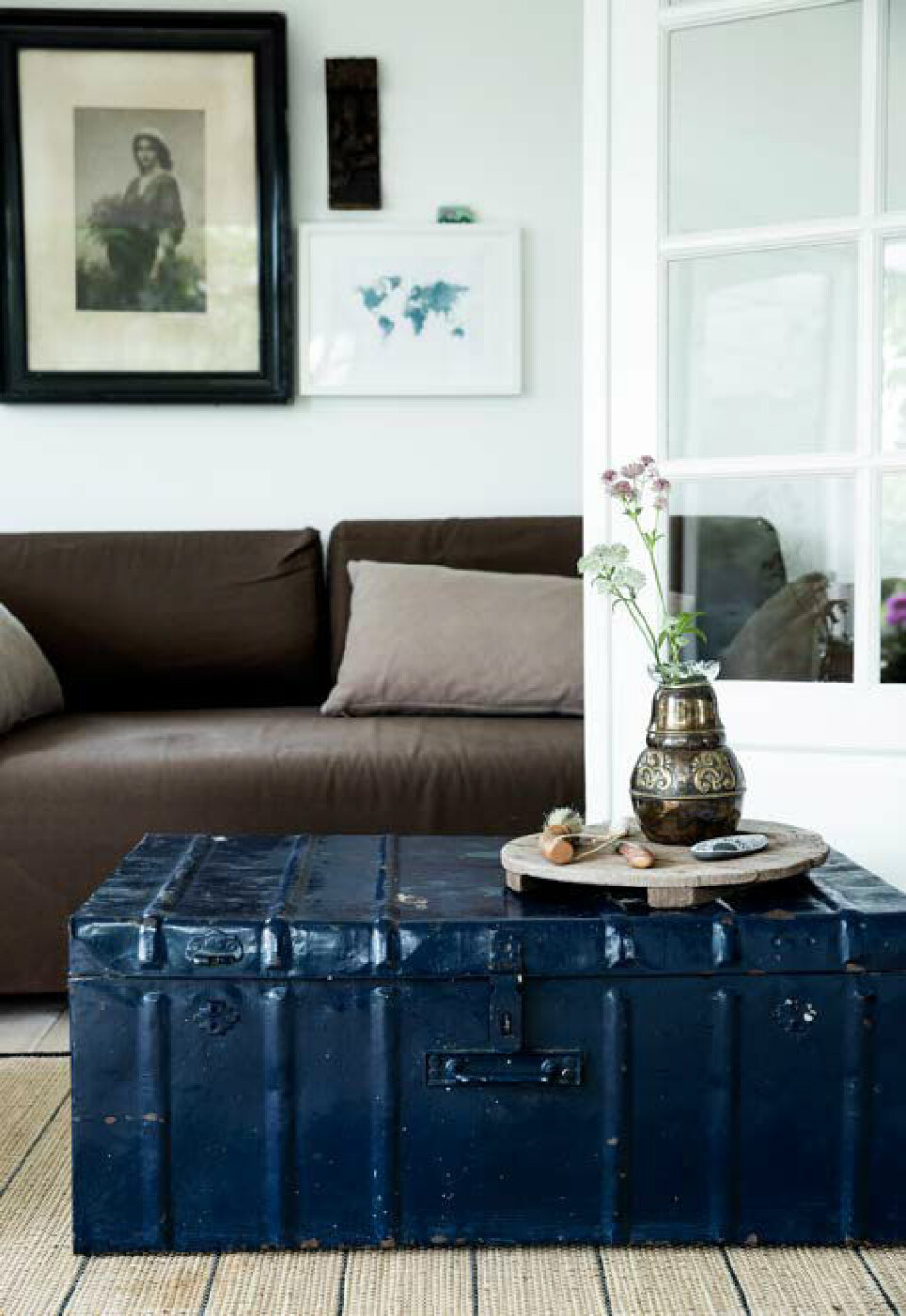 Den gamle kuffert har Leena arvet fra en fransk dame. Sølvvasen er et arvestykke fra Torbens mormor og sofaen overtog parret med huset.