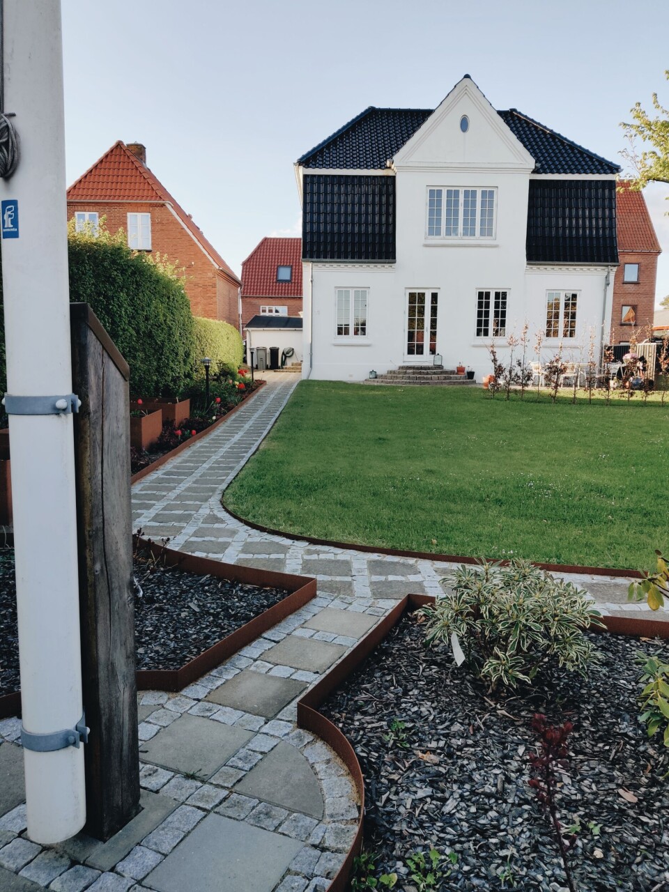 Stien i haven er nu omkredset af flere hundrede kilo stål.