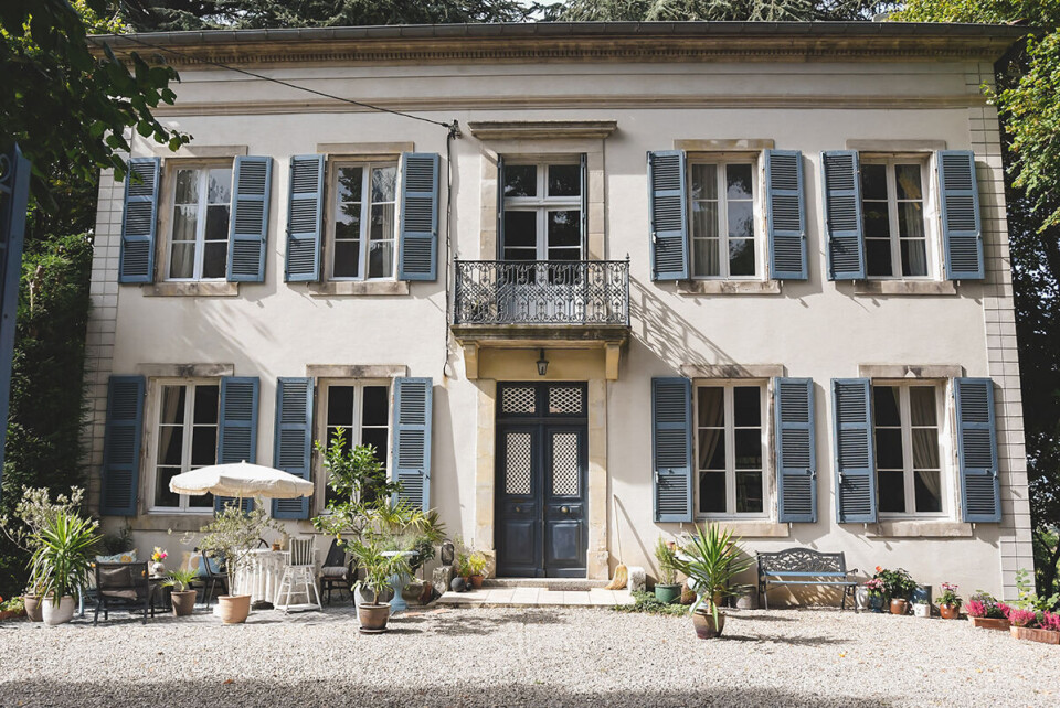 French Feelings: De flyttede fra villa i Hørning til slot i Frankrig – og nu gør de det igen