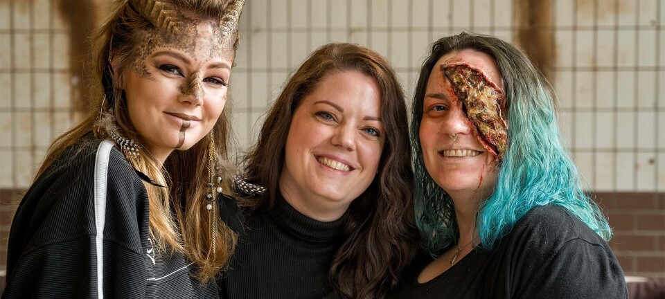 Om dagen arbejder Marie på kontor – efter mørkets frembrud imponerer hun med sin store passion