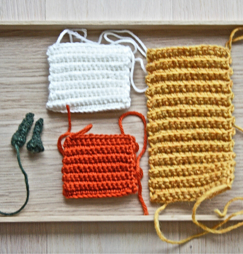 Græskarrene med riller hækles som firkanter, der bare skal sys sammen.