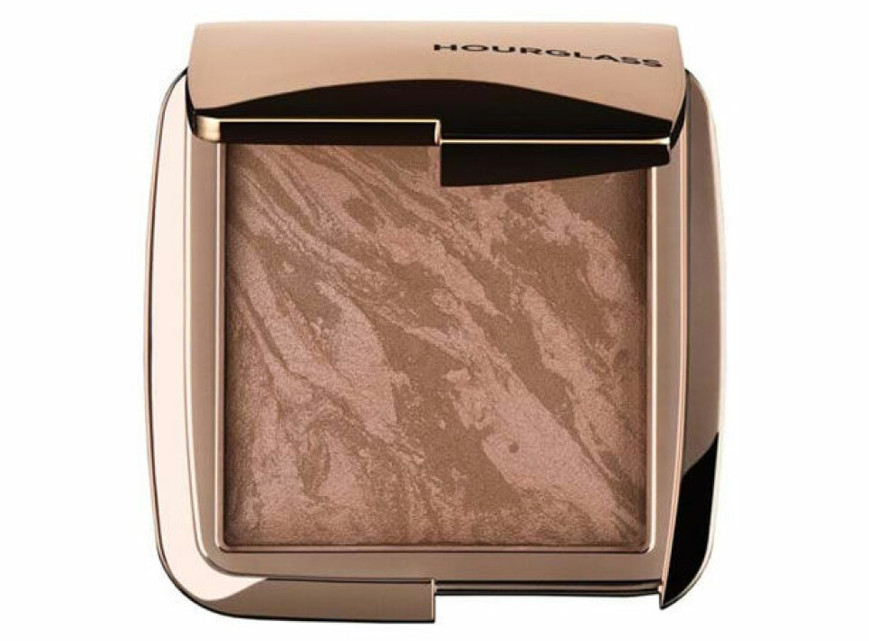 Ambient Luminous Bronzer fra HOURGLASS