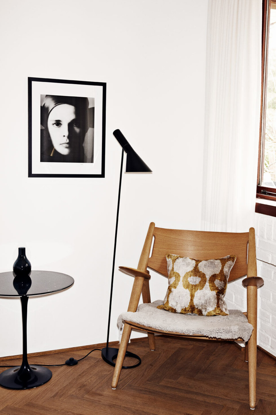 Stol af Hans J. Wegner og lampe af Arne Jakobsen.