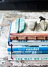 Smukke bøger, strandfund og et fiskelod støbt i cement ligger til inspiration på sofabordet.