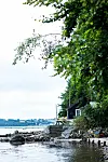 Fem skridt fra vandet, hverken mere eller mindre. Stenhøfderne på stranden holder på sandet.