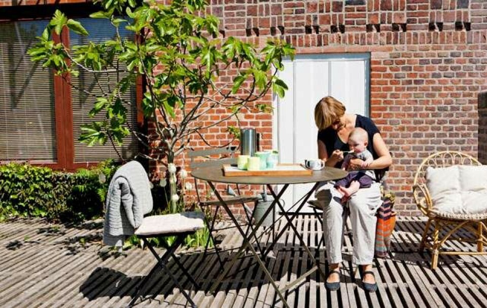 Bolig med farverig kunst og møbelklassikere
