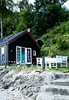 Stendiget på stranden er 40 meter langt. Havemøblerne er fra Ilva.