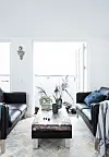 De to sofaer er fra Ilva og sofabordet er hjemmebygget. Fra stuen er der uhindret kig ud over Lillebælt.