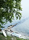 Stenhøfderne hjælper med at holde på sandet, så havet ikke gnaver sig ind på kysten. Til huset hører naturligvis både en lille robåd og et surfbræt, så man kan komme på vandet.