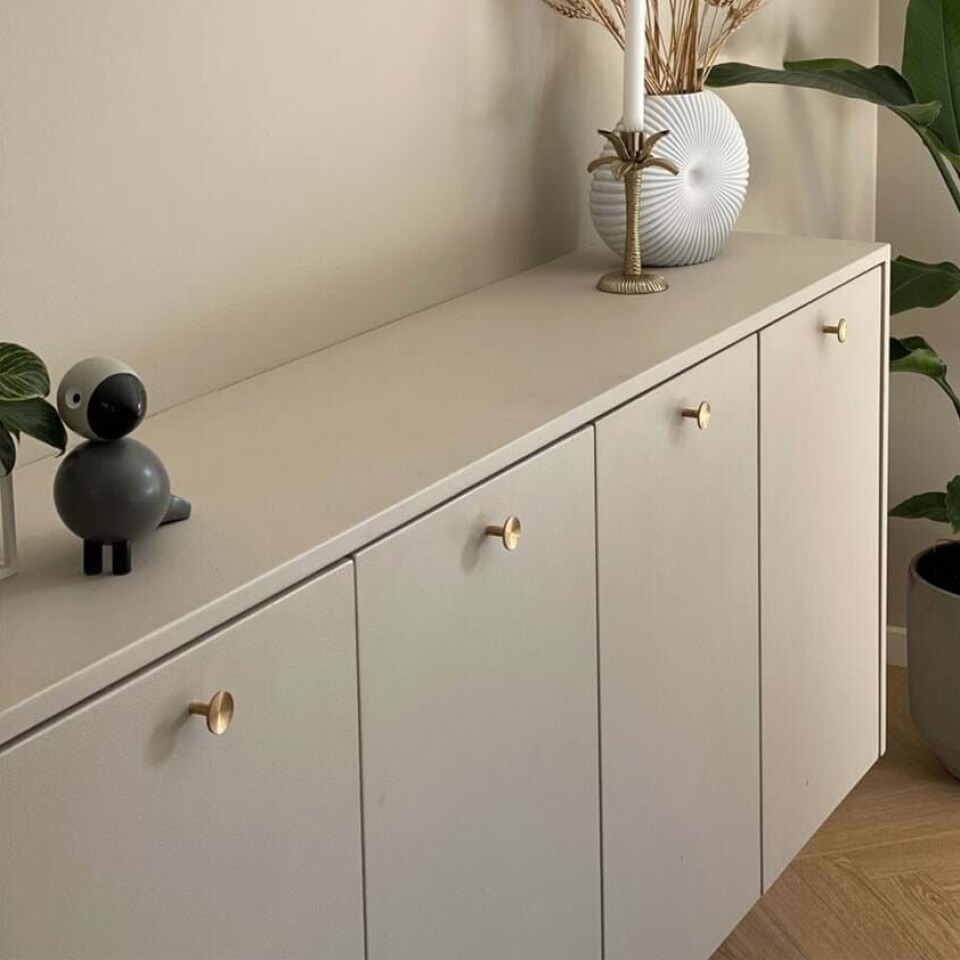 Cathrines mobil var rødglødende, efter hun delte dette vasketøjs-møbel