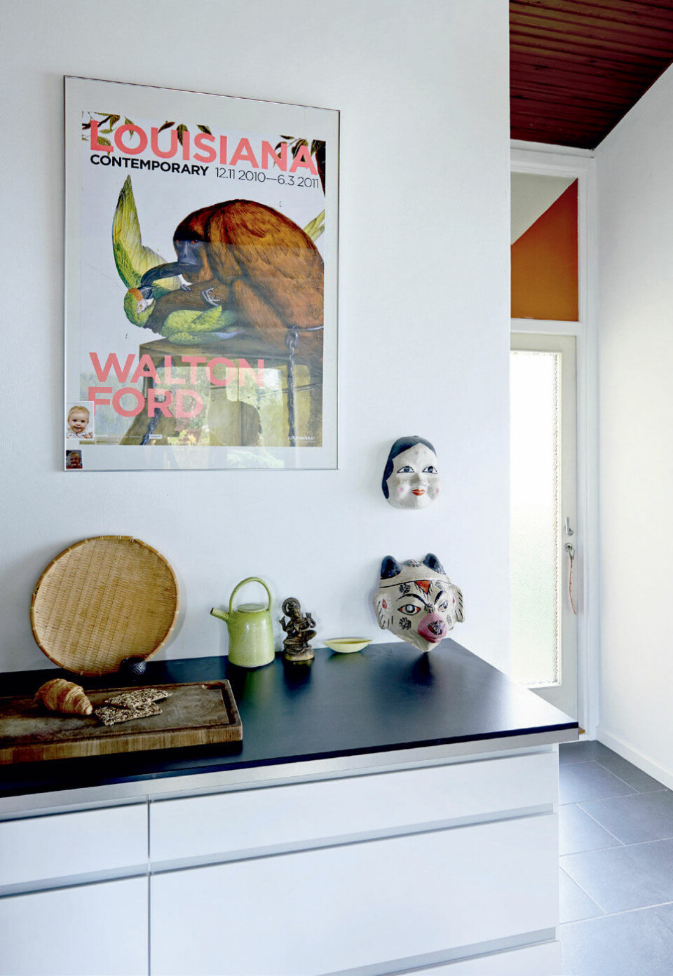 Et fint miks af dansk gedigent kunsthåndværk fra bl.a. Stilleben og østerlandsk inspiration – lignende masker fås hos Hay.