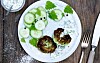 Fiskefrikadeller med løgkarse, honningsyltede agurker og salsa verde