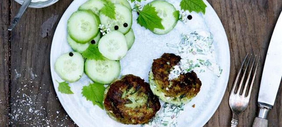 Fiskefrikadeller med løgkarse, honningsyltede agurker og salsa verde