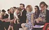 Lille Harper Beckham charmer Anna Wintour i gulvet