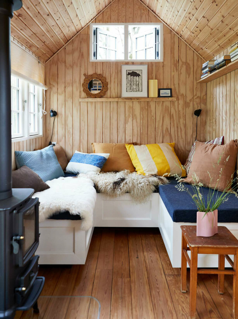 Sofaen er bygget som et U, så der er plads til at være mange. For at understrege den lidt gammeldags svenske stil, har Line valgt at montere profiler på bogkasserne.