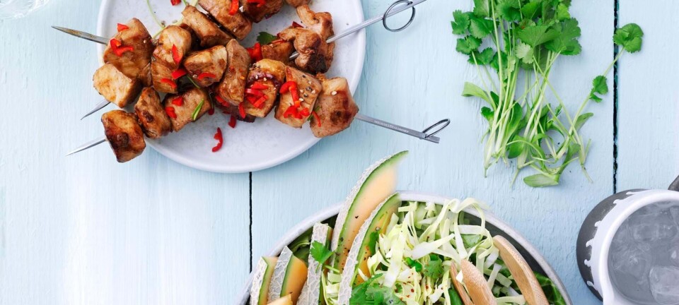 Ingefærkrydret gris på spyd med sprød salat