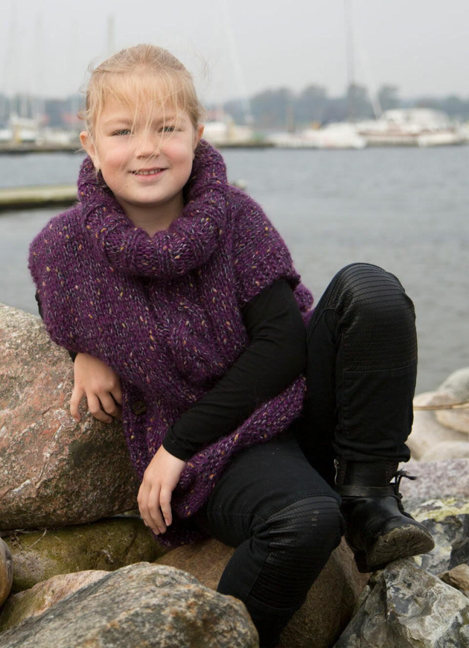 Putte poncho til børn med høj hals og pynteknapper