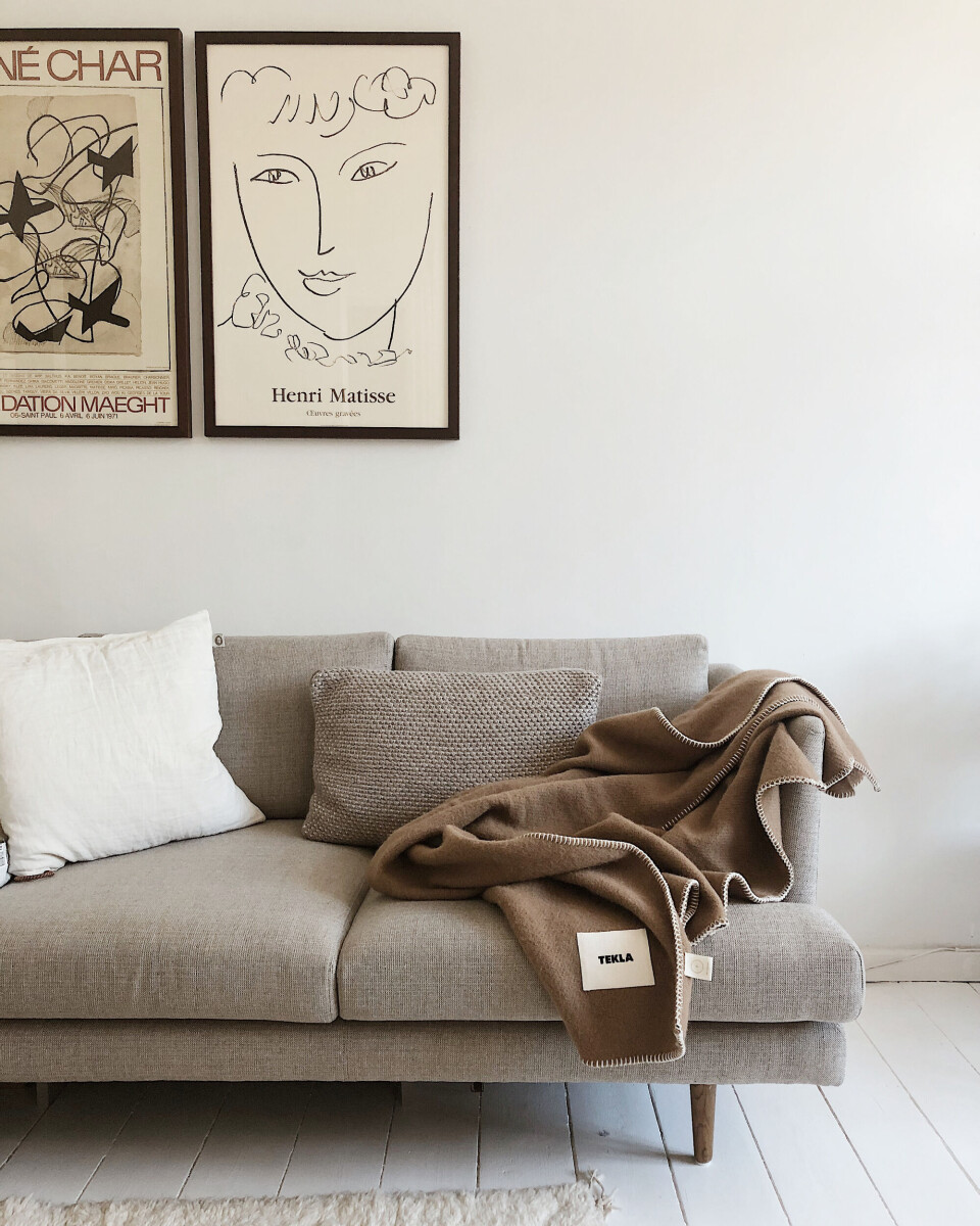Sofaen er fra Sofacompany, plaid fra Tekla Fabrics og puderne er fra Aiayu og House Doctor.