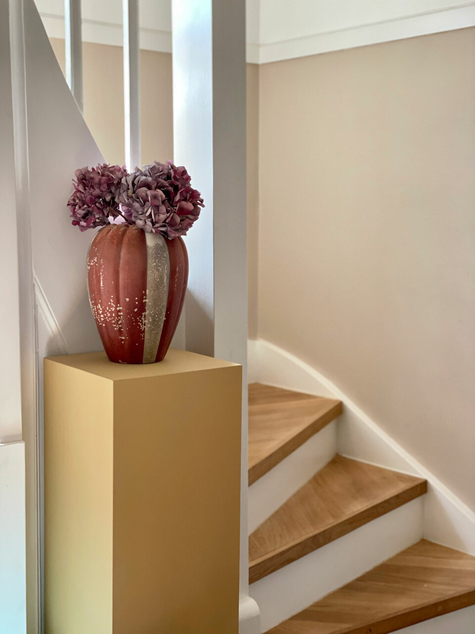 Den smukke Knapstrup vase har Mette fundet i en genbrugsbutik.