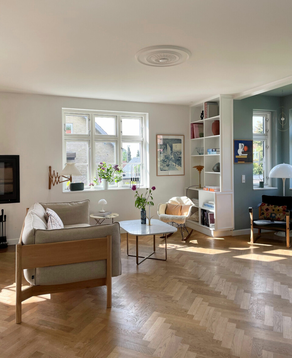 Sofaen er fra Hay og væglampen er fra Le Klint.