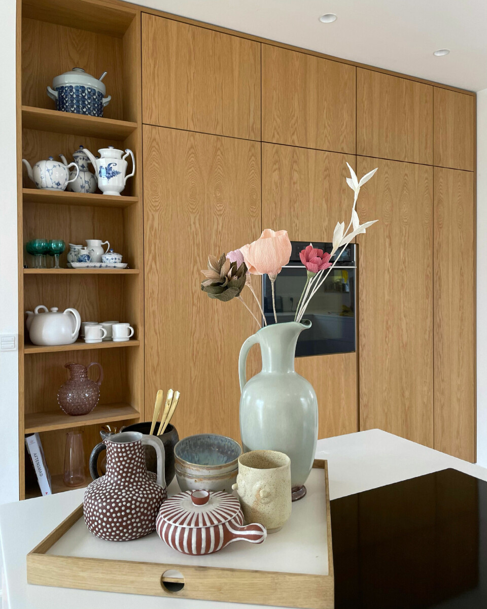 I køkkenet har Mette en stor samling porcelæn og keramik.