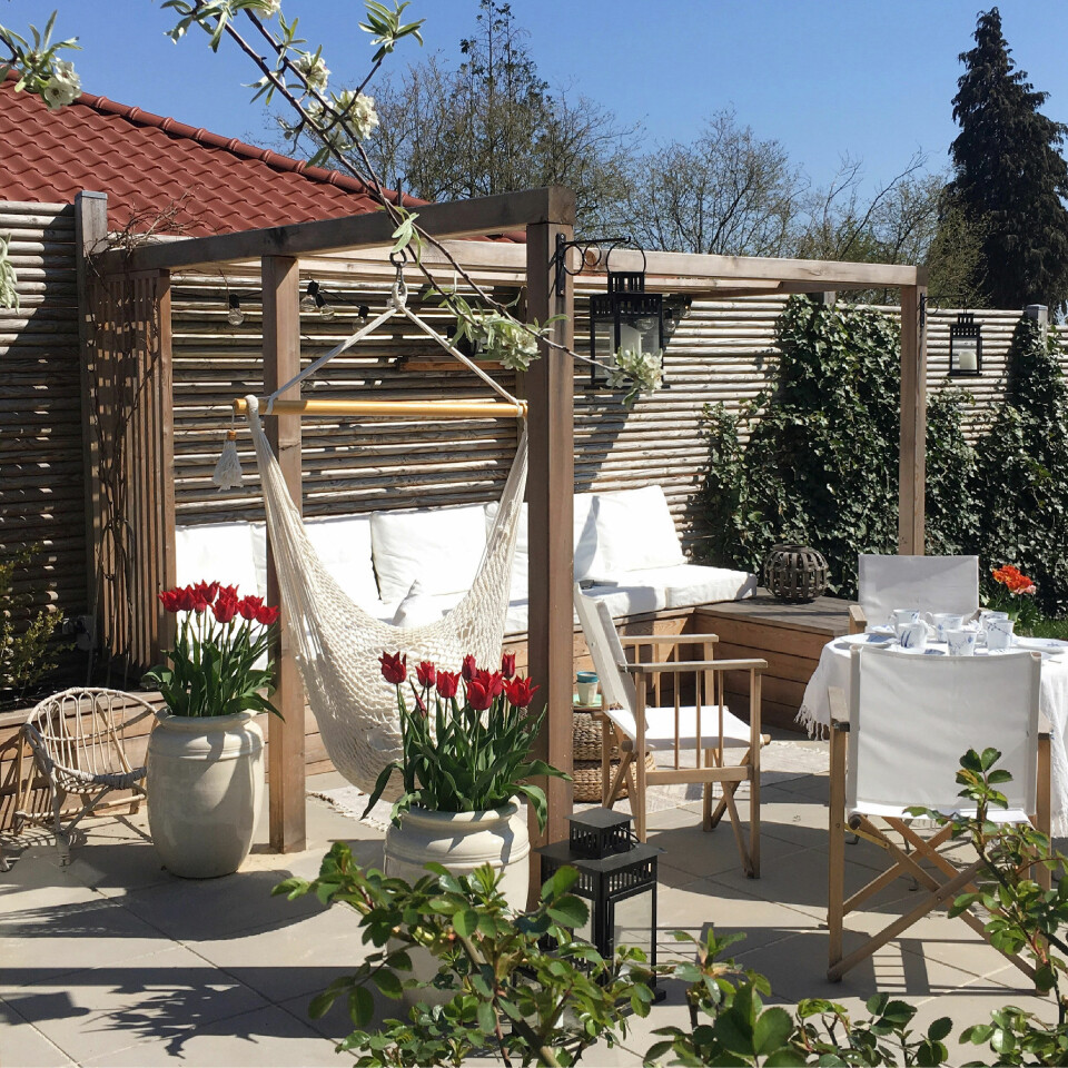 Deres skønne terrasse med pergolaen.