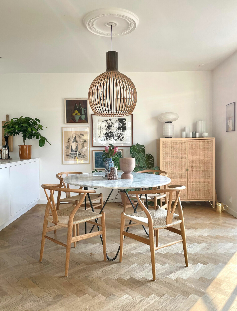 Y-stolene er fra Thorsen Møbler, skabet fra IKEA, bordlampe fra andtradition og loftlampe fra Secto Design.