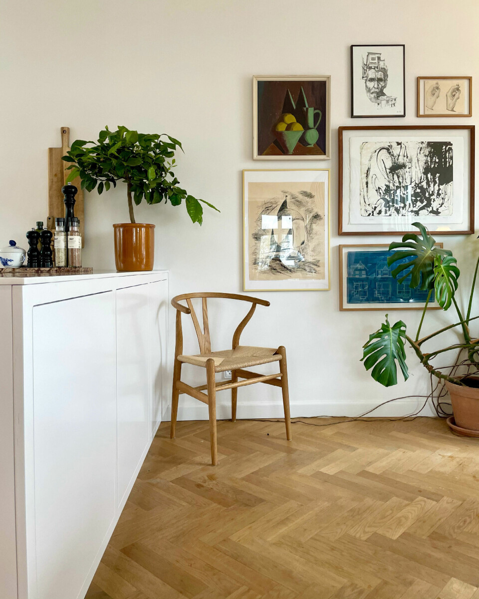 Det blå billede på den smukke billedvæg er et blueprint af Mette og Henriks gamle hus, som Mette selv har sat i ramme.