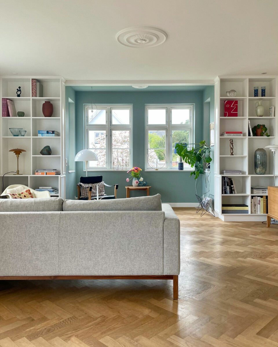 Reolerne indrammer karnappen, som er malet i farven Iconic fra Jotun.