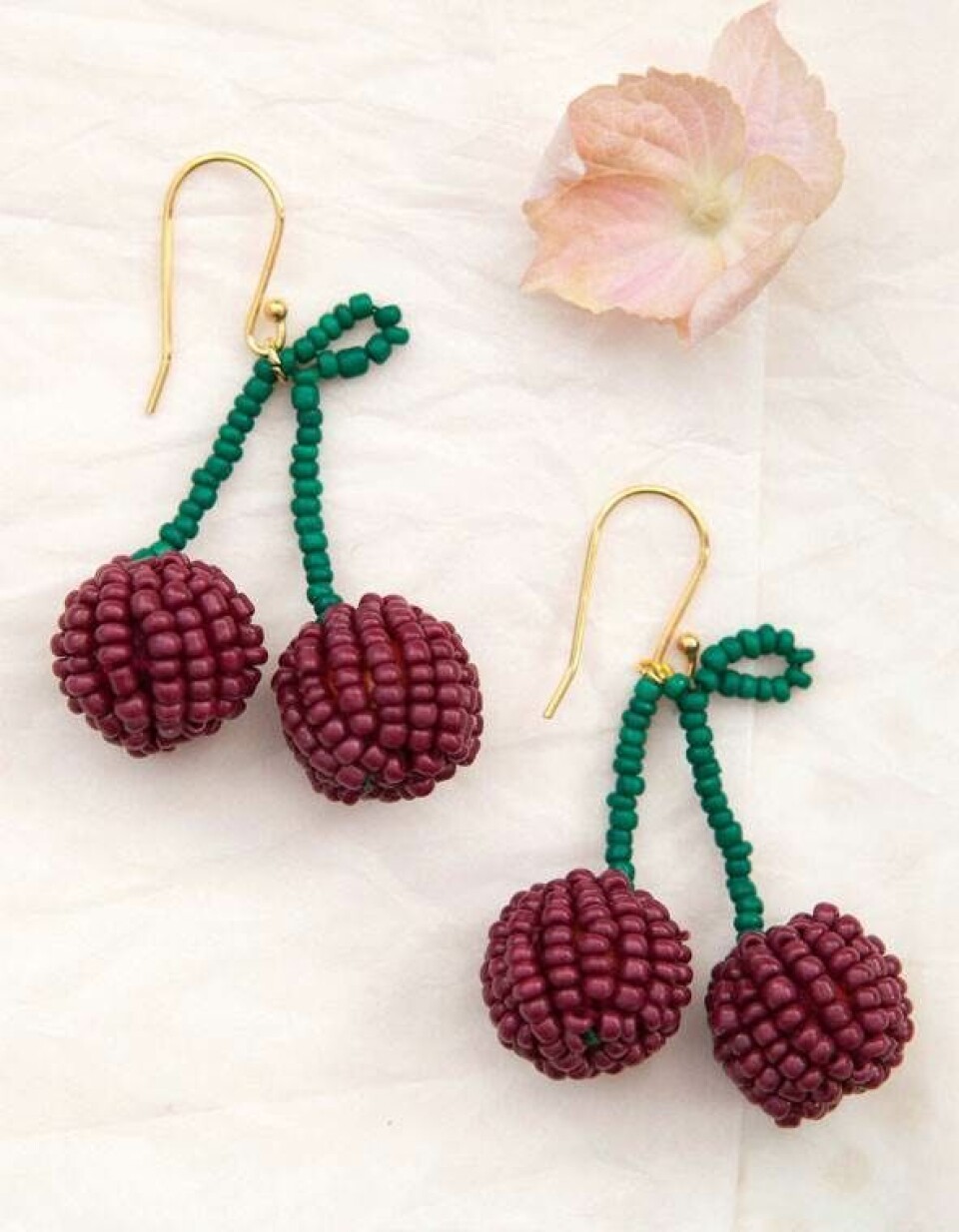 Perleøreringe med kirsebær - smykker