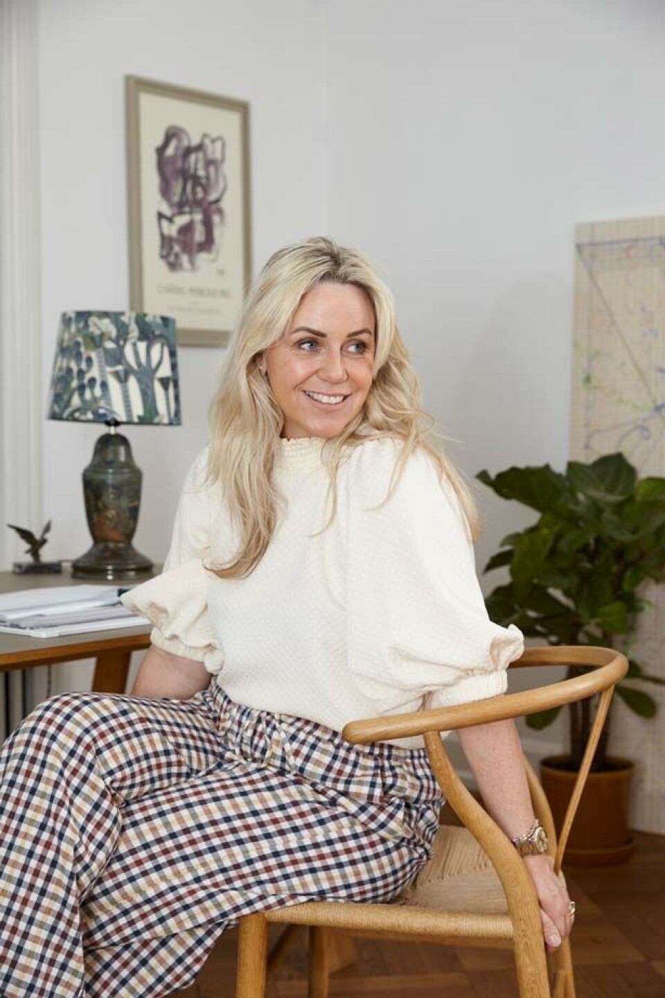 Kamilla i bluse og bukser fra Lollys Laundry.