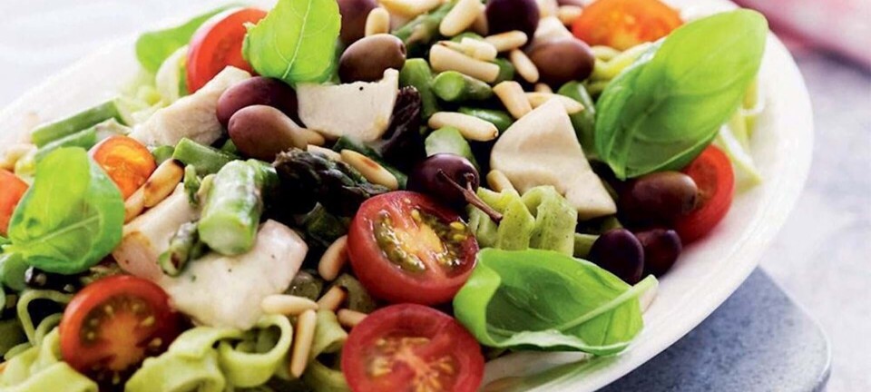 Pasta med kylling, asparges og tomater