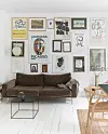 Billedvæg i stuen foran sofaen.