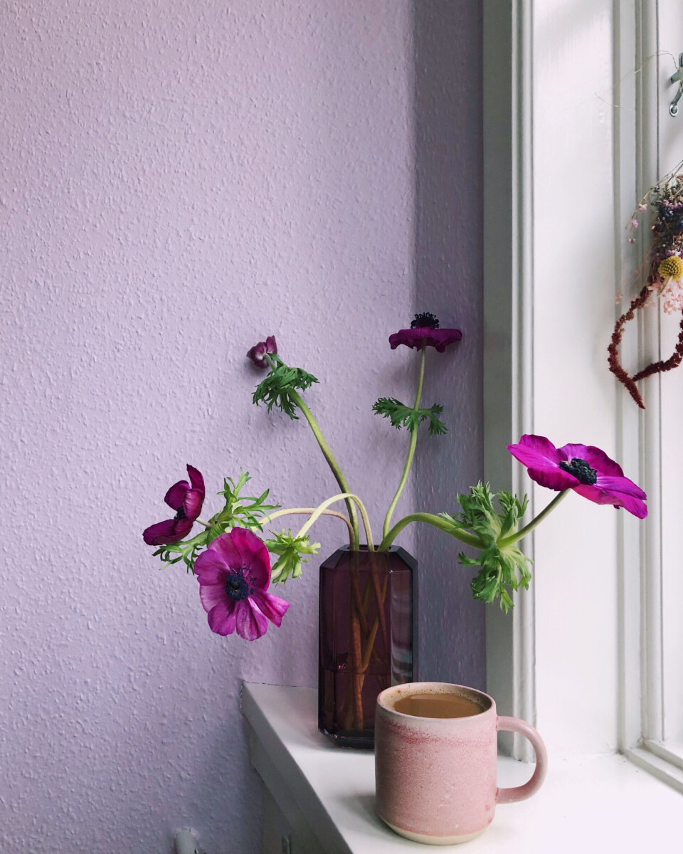 Yndlingskoppen er fra Damhus og anemonerne står så smukt i vasen fra Louise Roe.