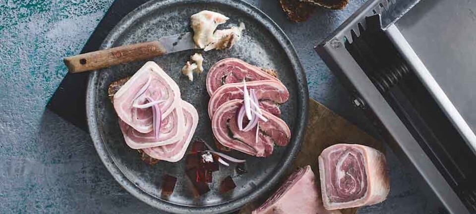 Sådan laver du selv lammerullepølse