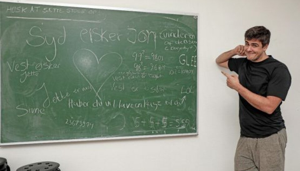 Efter kun fire ugers praktik er eleverne allerede vilde med 'Bagedyst'-Jon. Men Sara har de ikke glemt. – Mange elever har sagt til mig: ”Nu er Sara røget ud, så hepper jeg på dig”, griner Jon. Sara røg ud for to programmer siden. (Foto: Niels Henrik Dam)
