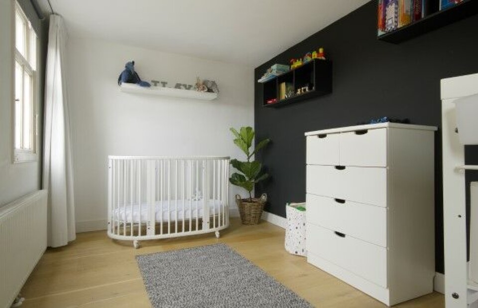 Babyværelse med sort væg og violinfigen, Amsterdam.