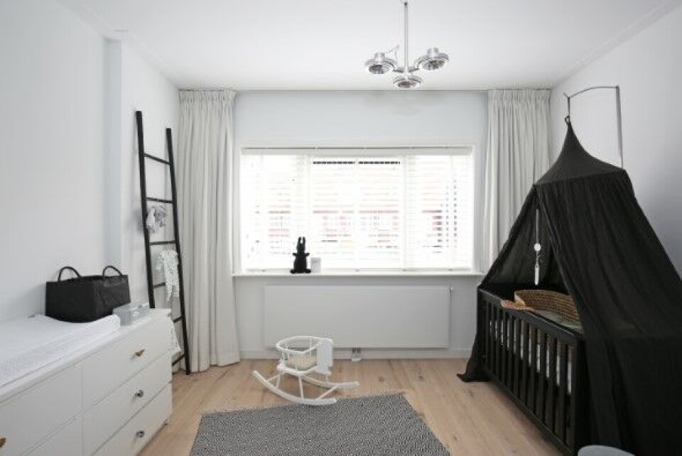 Stilrent værelse holdt i sort-hvid i Haarlem, Holland.