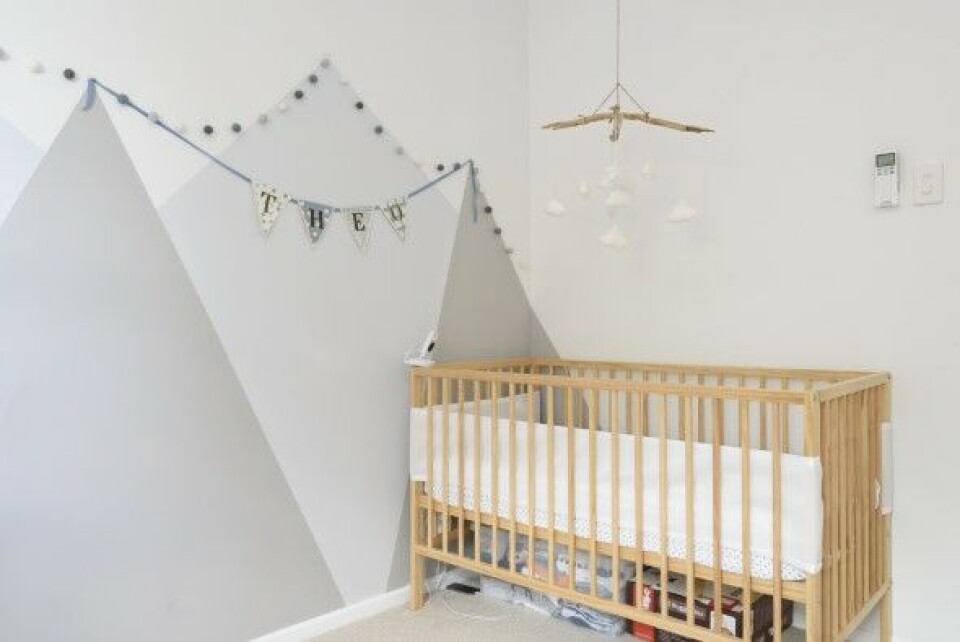 Smagfuldt babyværelse med dekorativ væg og elementer fra naturen, Auckland.