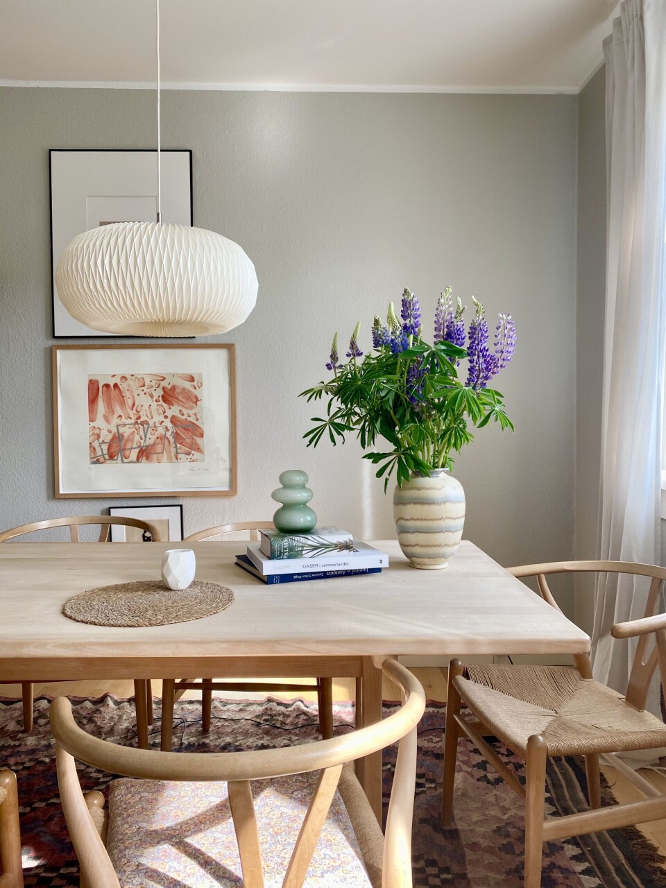 Lampen 'Donut' fra Le Klint er designet i 2007 af Lise Navne og hænge så smukt over spisebordet.