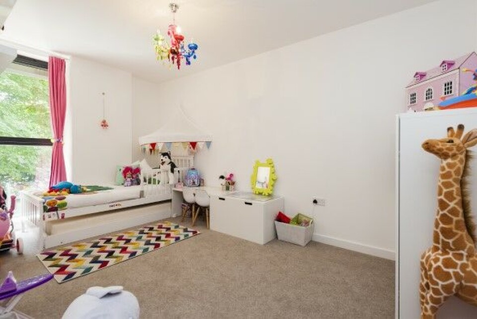 Lyst børneværelse med farverige accenter, Shoreditch, London.