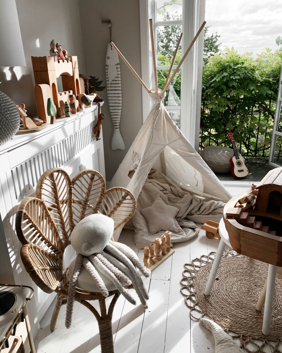 Når det regner sidder Molly og Elliot i deres tipi og læser historier. Hvis solen er fremme bliver altanen omdannet til et hyggerum med masser af puder.