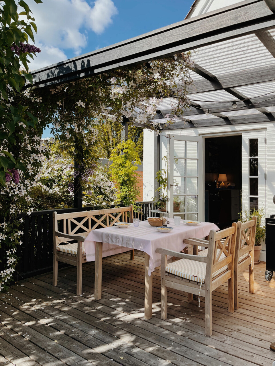Om sommeren nyder Louise og familien alle deres aftenmåltider på deres skønne terrasse.
