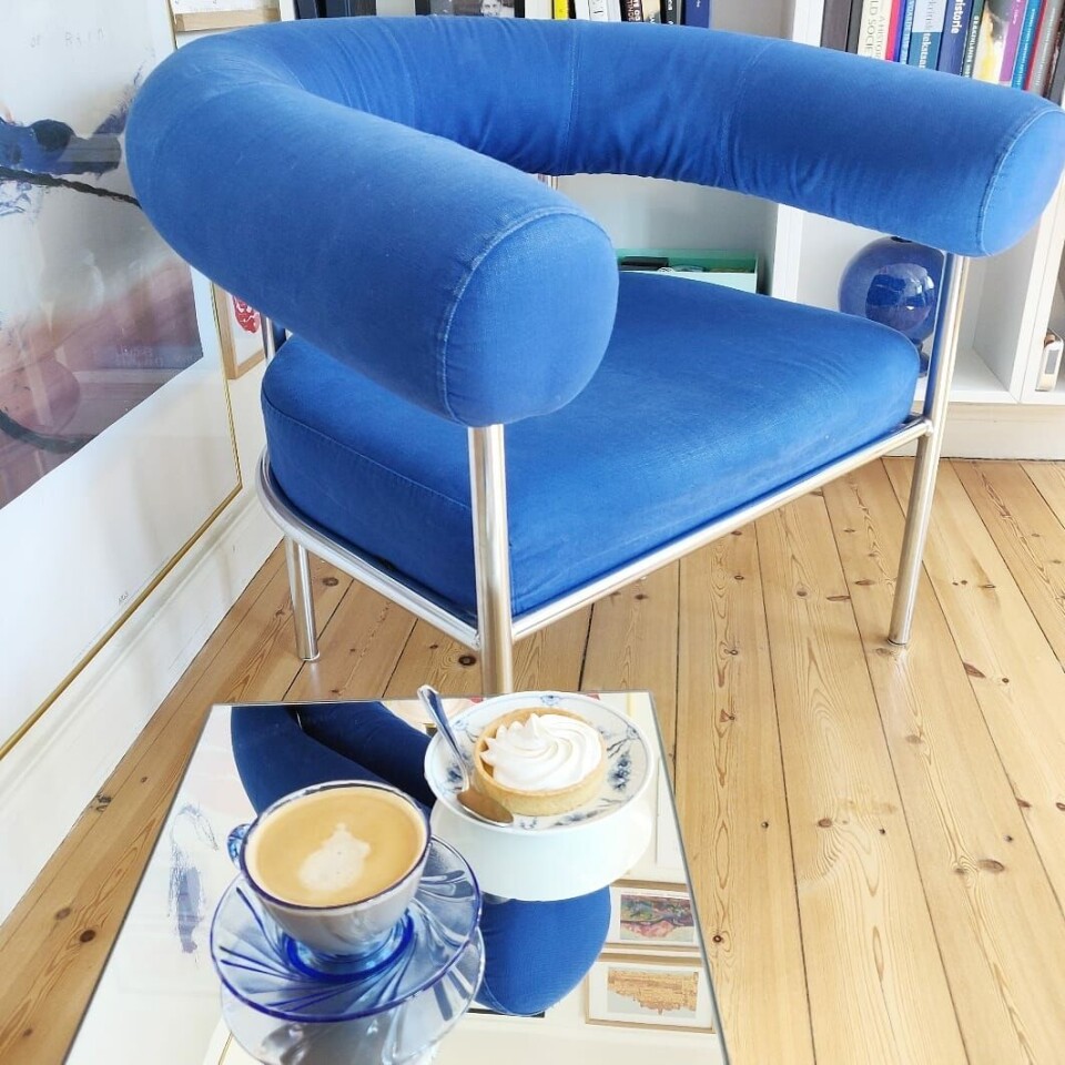 Den blå stol er fra Soft Line og spejlbordet er fra Cubenhagen Interior.