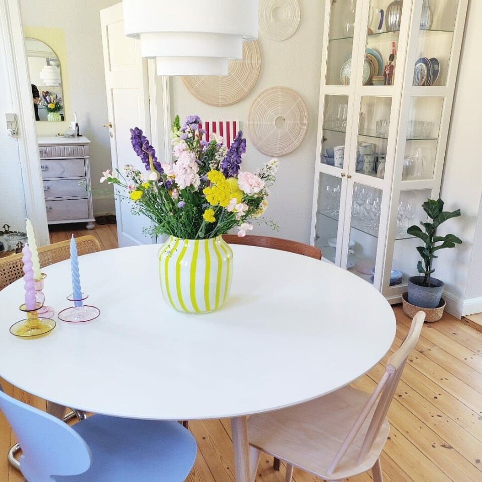 Spisestue, med de lækre pastelfarver, er et rum for socialt samvær og hygge.